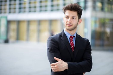 Şehirdeki genç ve yakışıklı iş adamı 