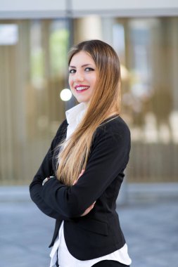 Kendine güvenen genç kadın Yöneticisi çapraz kolları açık olan 