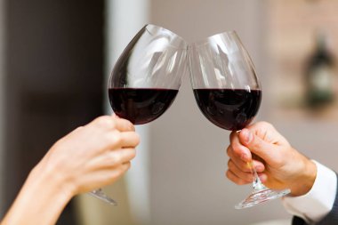 Çiftin elinde şarap bardakları toasting yakın çekim