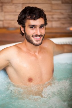 Genç adam Jakuzi içinde dinlendirici