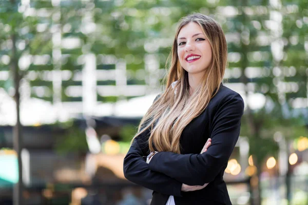 Une Jeune Femme Gestionnaire Confiante Plein Air Dans Cadre Urbain — Photo