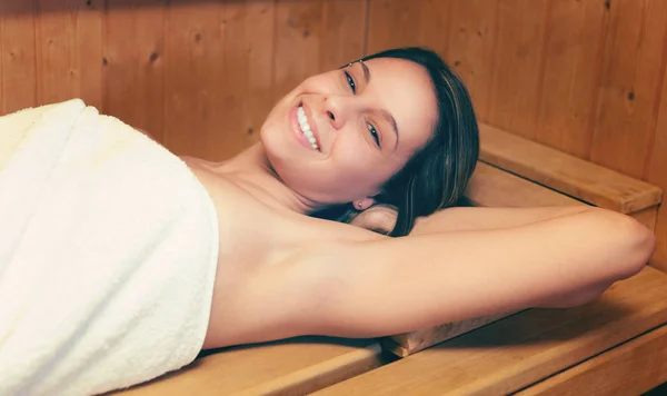 Mulher Sorridente Uma Sauna — Fotografia de Stock
