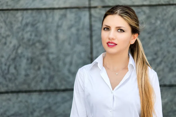 Confiada Joven Gerente Cerca Pared — Foto de Stock