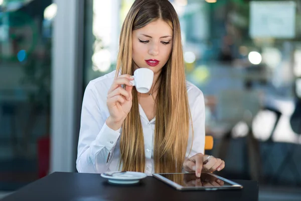 Junge Geschäftsfrau Auf Kaffeefahrt Mit Tablet Computer — Stockfoto