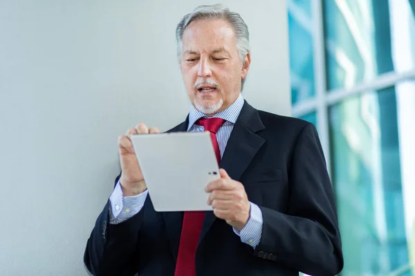 Senior Manager Using Digital Tablet Outdoor — Stock Photo, Image