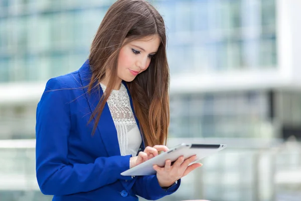 Affärskvinna Med Hjälp Digital Tablett Utomhus — Stockfoto