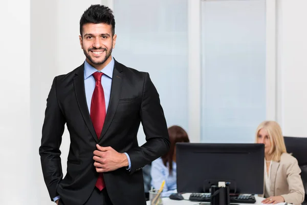 Lächelnder Manager Seinem Büro Während Zwei Kollegen Hintergrund Arbeiten — Stockfoto