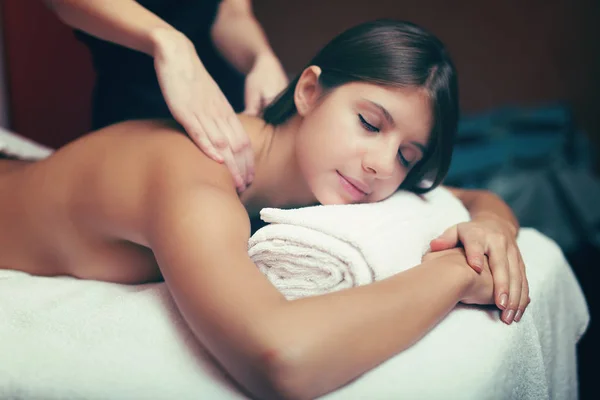 Mulher Fazendo Uma Massagem Spa — Fotografia de Stock