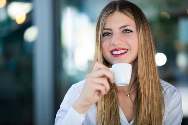 Красивая Женщина Пьет Кофе Кафе — стоковое фото