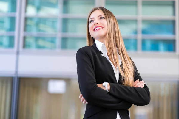 Zeker Jonge Vrouwelijke Manager Met Gekruiste Armen Een Moderne Stedelijke — Stockfoto