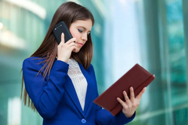 Uśmiechnięta Bizneswoman Rozmawiająca Przez Telefon — Zdjęcie stockowe