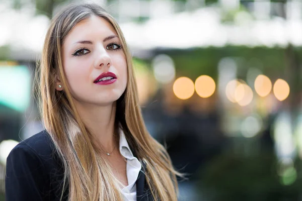 Confiante Jovem Gerente Feminino — Fotografia de Stock