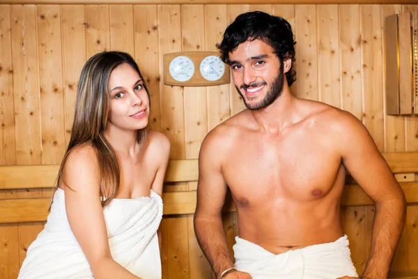 Casal Relaxante Enquanto Toma Uma Sauna — Fotografia de Stock