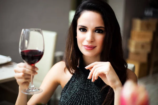 Mulher Bonita Segurando Copo Vinho Tinto — Fotografia de Stock