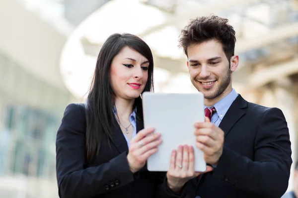 Casal Empresários Usando Tablet Livre — Fotografia de Stock
