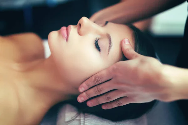 Donna Che Massaggio Una Spa — Foto Stock