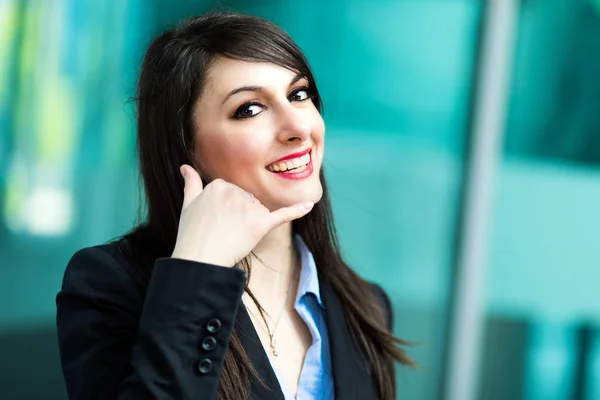 Mujer Negocios Haciendo Una Llamada Signo Sonriendo — Foto de Stock