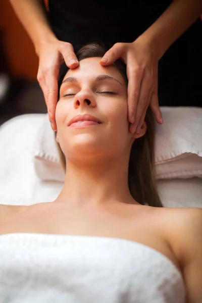 Beautiful Woman Having Head Massage — Stock Photo, Image