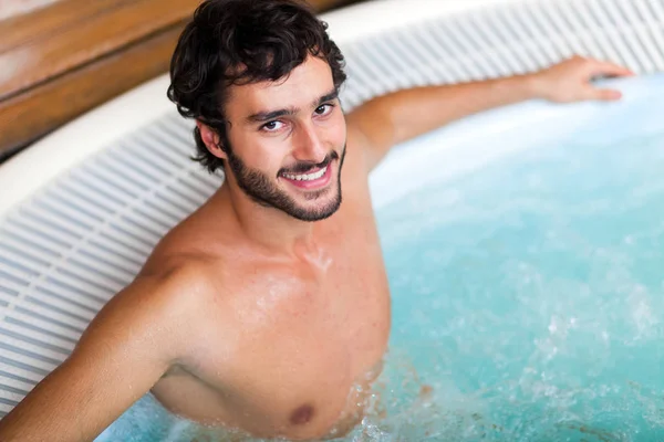 Hombre Joven Relajándose Bañera Hidromasaje — Foto de Stock