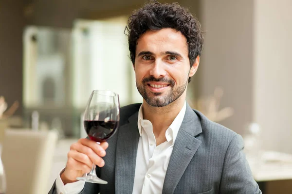 Homem Degustação Vinho Restaurante — Fotografia de Stock