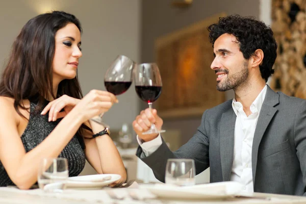 Een Paar Toastende Wijnglazen Een Luxe Restaurant — Stockfoto