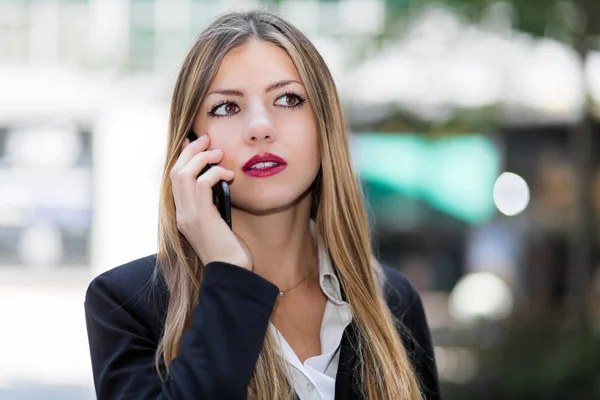 Retrato Uma Jovem Mulher Falando Telefone — Fotografia de Stock