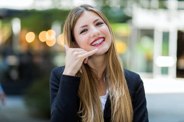 Mujer Negocios Haciendo Una Llamada Signo Sonriendo —  Fotos de Stock