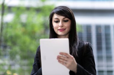 tablet kullanma bir genç kadının portresi