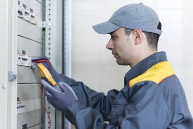 iş yerinde bir elektrikçi portresi