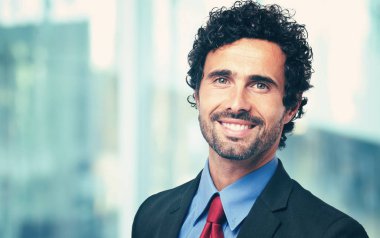 Gülümseyen yakışıklı iş adamının portresi 