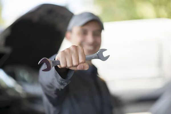 Usmívající Mechanika Drží Klíč — Stock fotografie