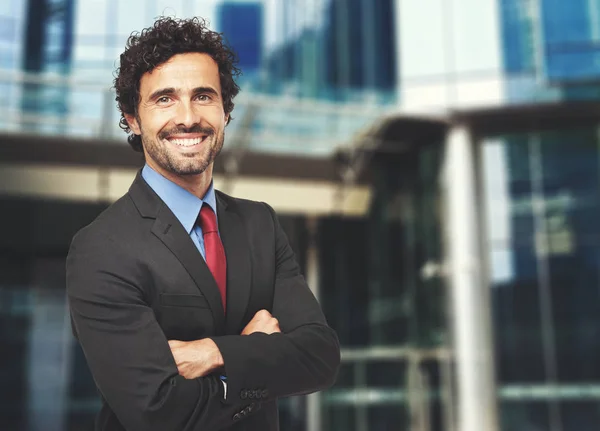 Empresário Confiante Sorridente Com Braços Dobrados — Fotografia de Stock