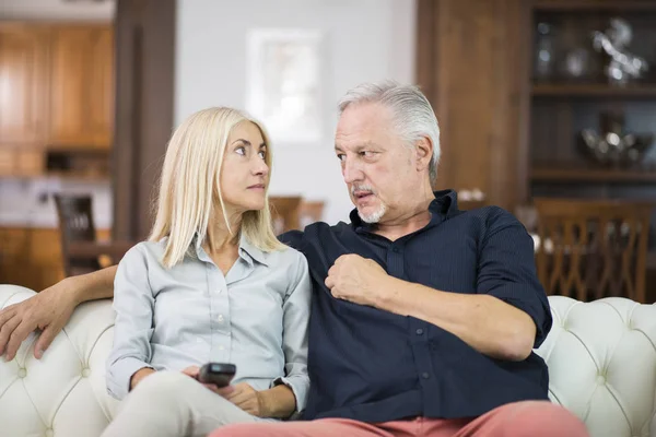 Gelukkige Volwassen Paar Praten Hun Huis — Stockfoto