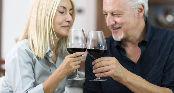 Porträt Eines Reifen Paares Das Ein Glas Rotwein Trinkt — Stockfoto