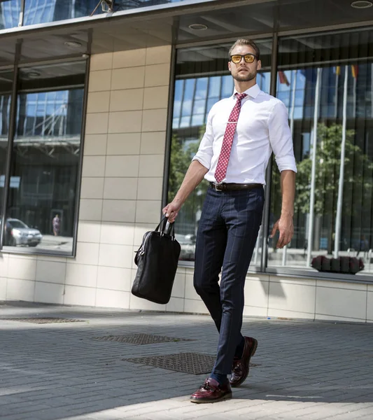 Homme Affaires Marchant Dans Une Rue Ville — Photo