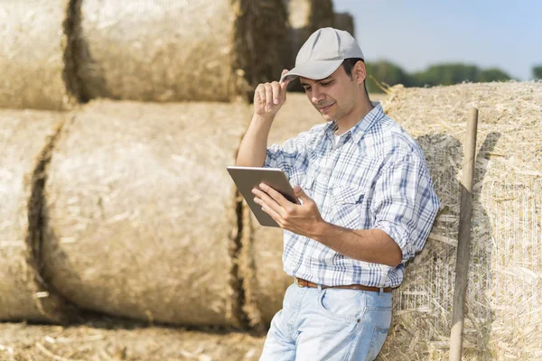 Onun Tableti Kullanarak Modern Çiftçi — Stok fotoğraf