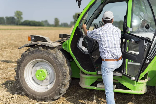 Agricoltore Ottenere Nel Suo Trattore — Foto Stock