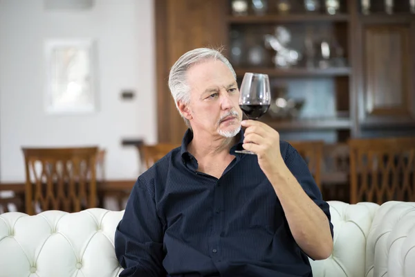 Bir Bardak Kırmızı Şarap Evde Zevk Olgun Bir Adam Portresi — Stok fotoğraf