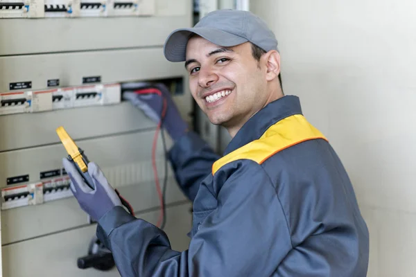 Porträt Eines Elektrikers Bei Der Arbeit — Stockfoto