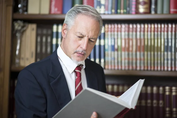 Geschäftsmann Liest Ein Buch Seiner Bibliothek — Stockfoto