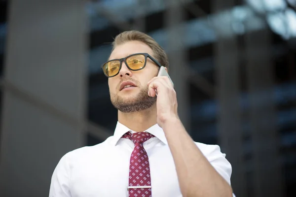 Portré Egy Üzletemberről Aki Telefonon Beszél — Stock Fotó