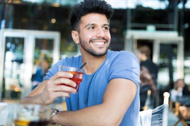 Bir barda içki içiyorum adam 