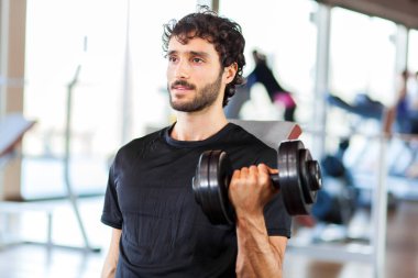 Adam spor salonunda ağırlık kaldırma