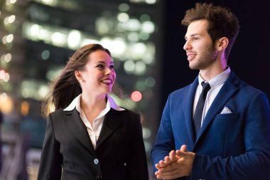 Birlikte tartışırken iş ortakları