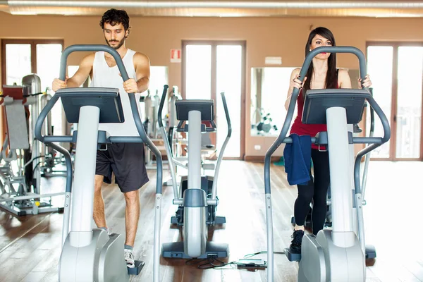 Bir Spor Salonunda Antrenman Çift — Stok fotoğraf