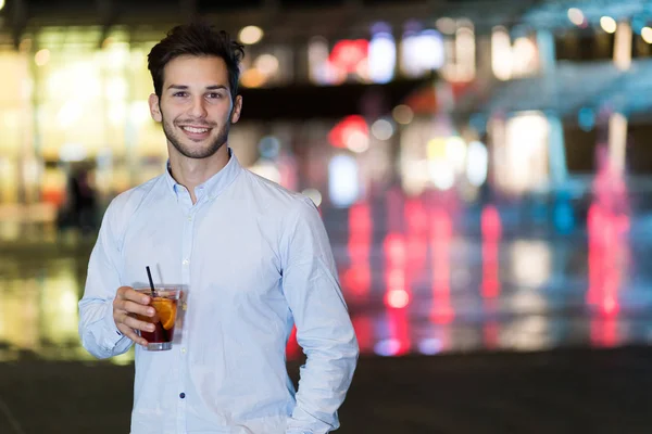 Mladý Muž Drží Drink Nočním Klubu Venku — Stock fotografie