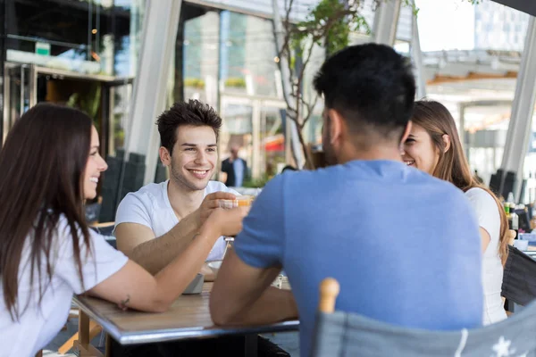 Primer Plano Amigos Tostando Vasos — Foto de Stock