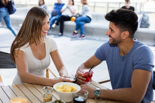 Amigos Tomando Uma Bebida Juntos Livre — Fotografia de Stock