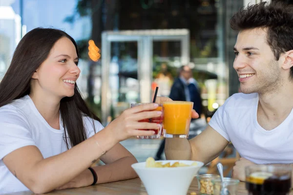 Vänner Drink Tillsammans Utomhus — Stockfoto