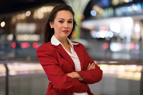 Glimlachende Zakenvrouw Met Gekruiste Armen Buiten — Stockfoto